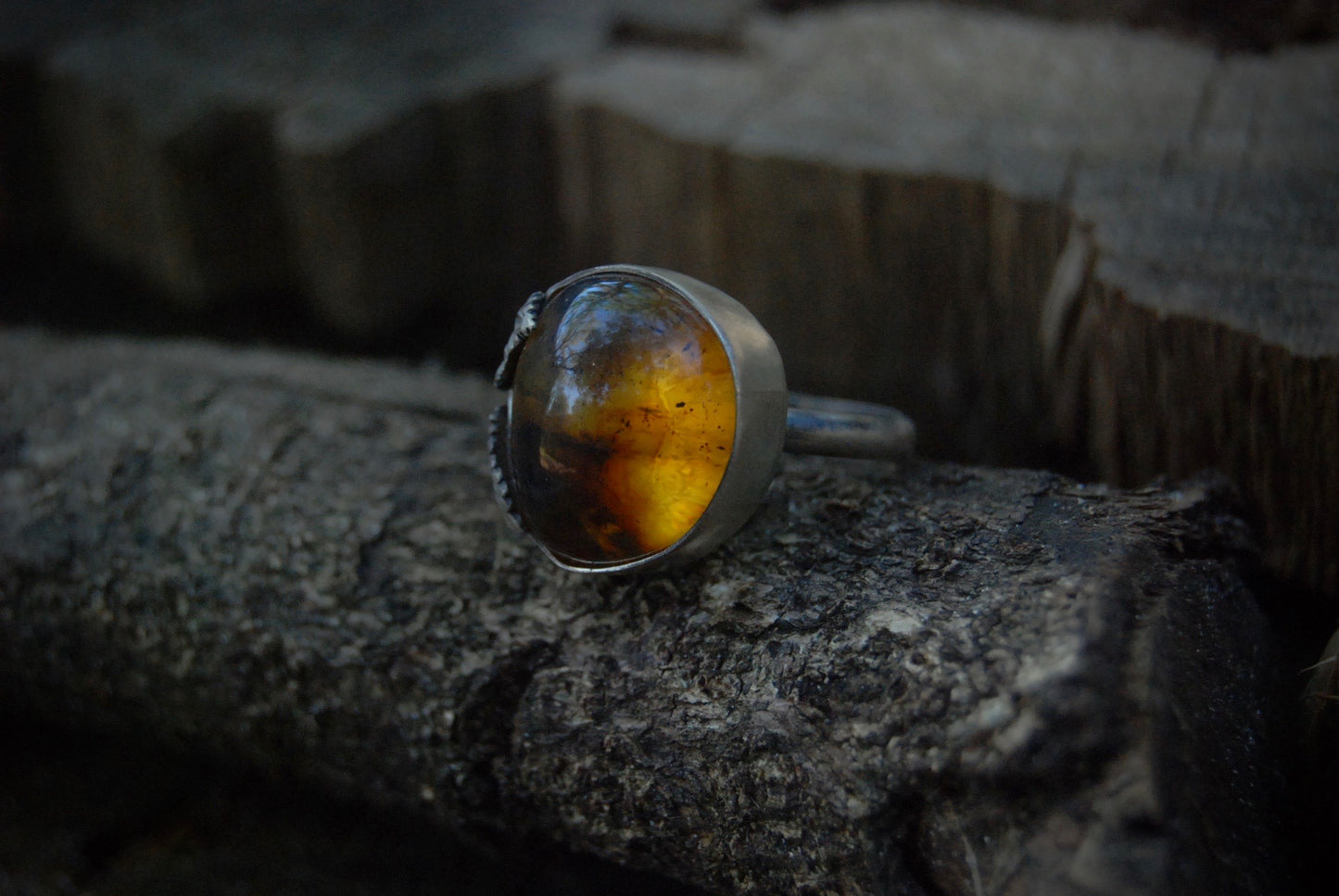 Double leaf amber ring