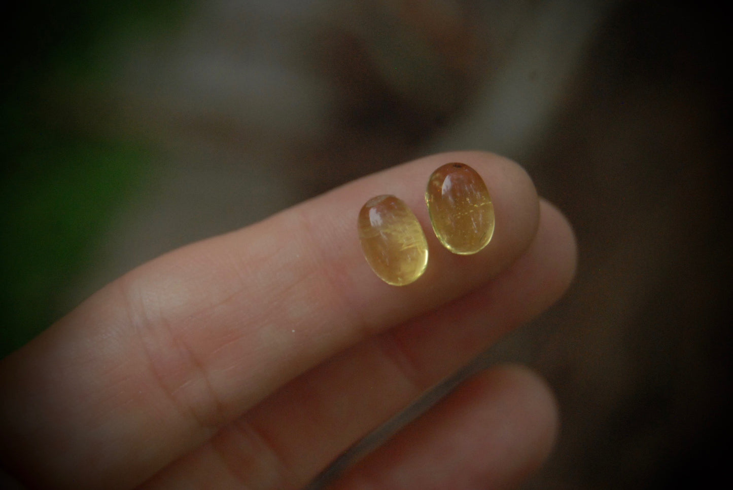 *MTO* AMBER Oval Feather Earrings