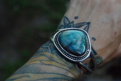 Large trillion cut labradorite cuff