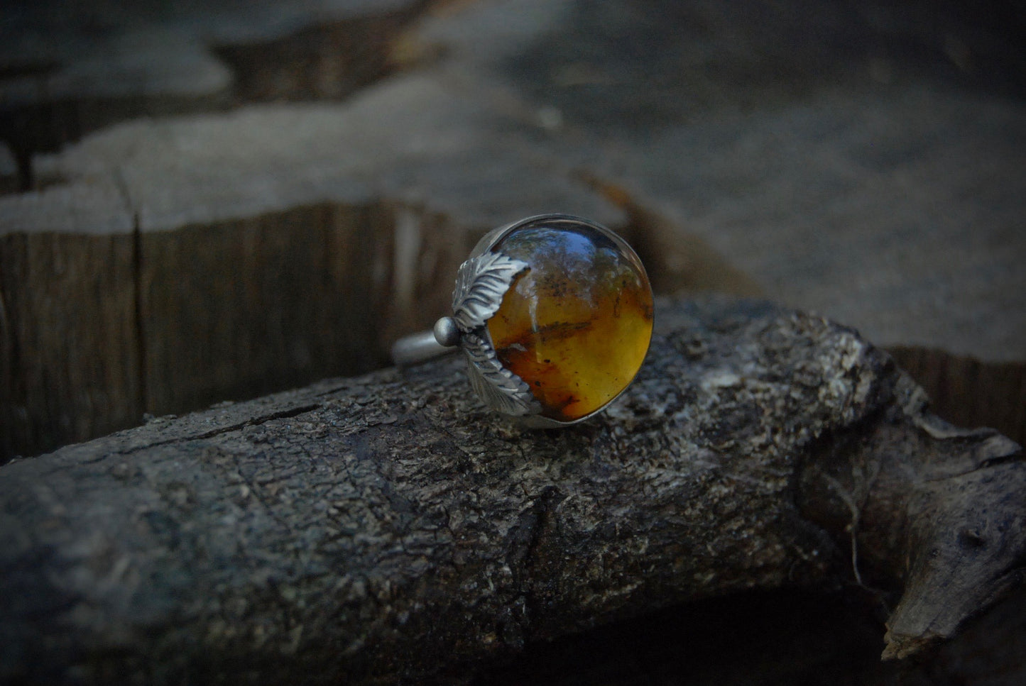 Double leaf amber ring