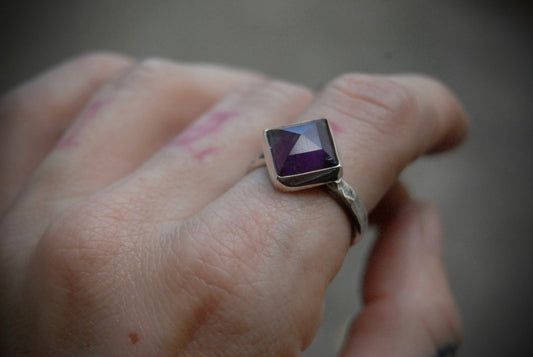 amethyst pyramid ring |size-8.5|