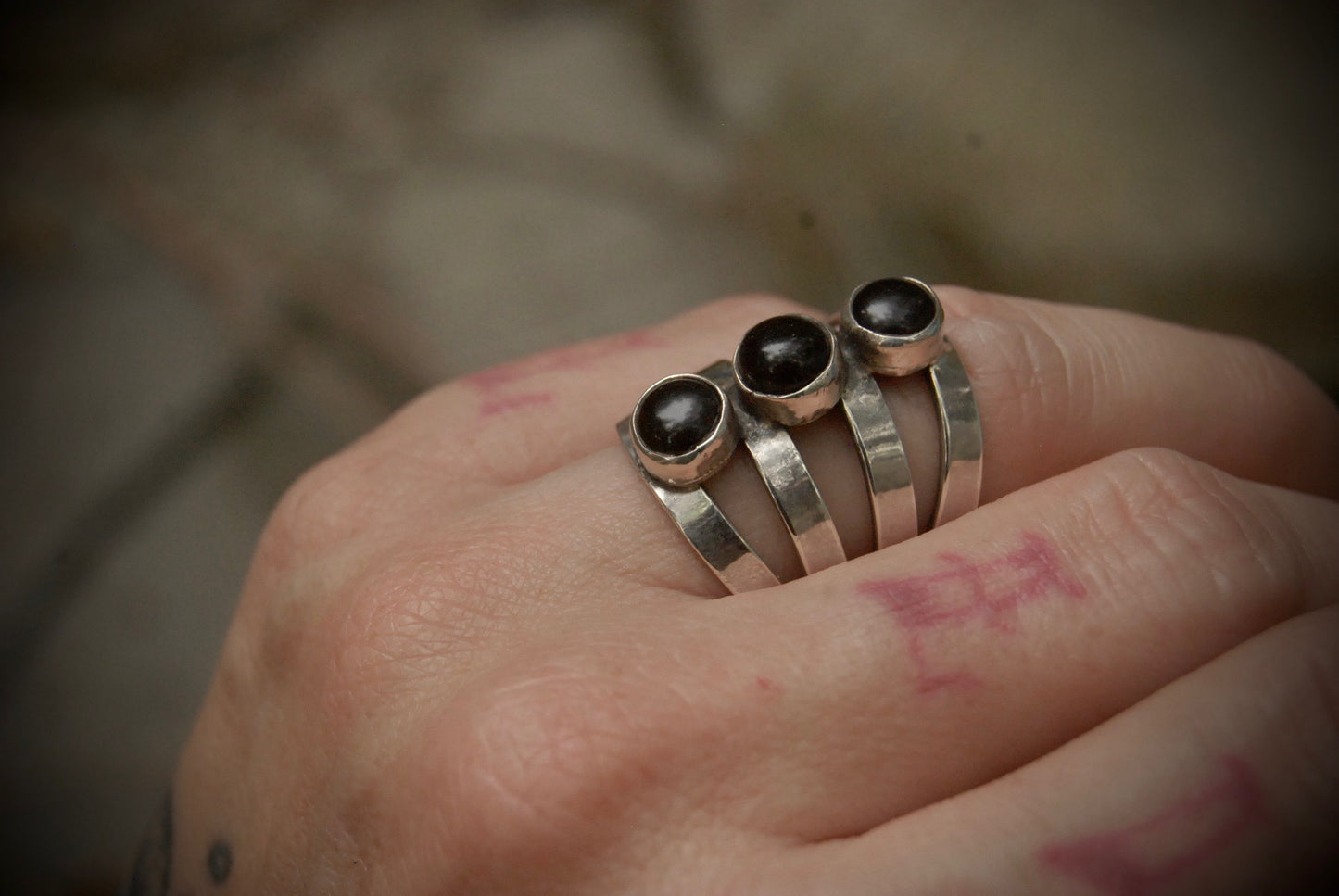 Onyx Rib Knuckle Ring sz-6