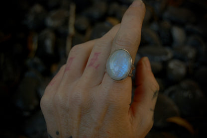 Round Moonstone sz-7.75